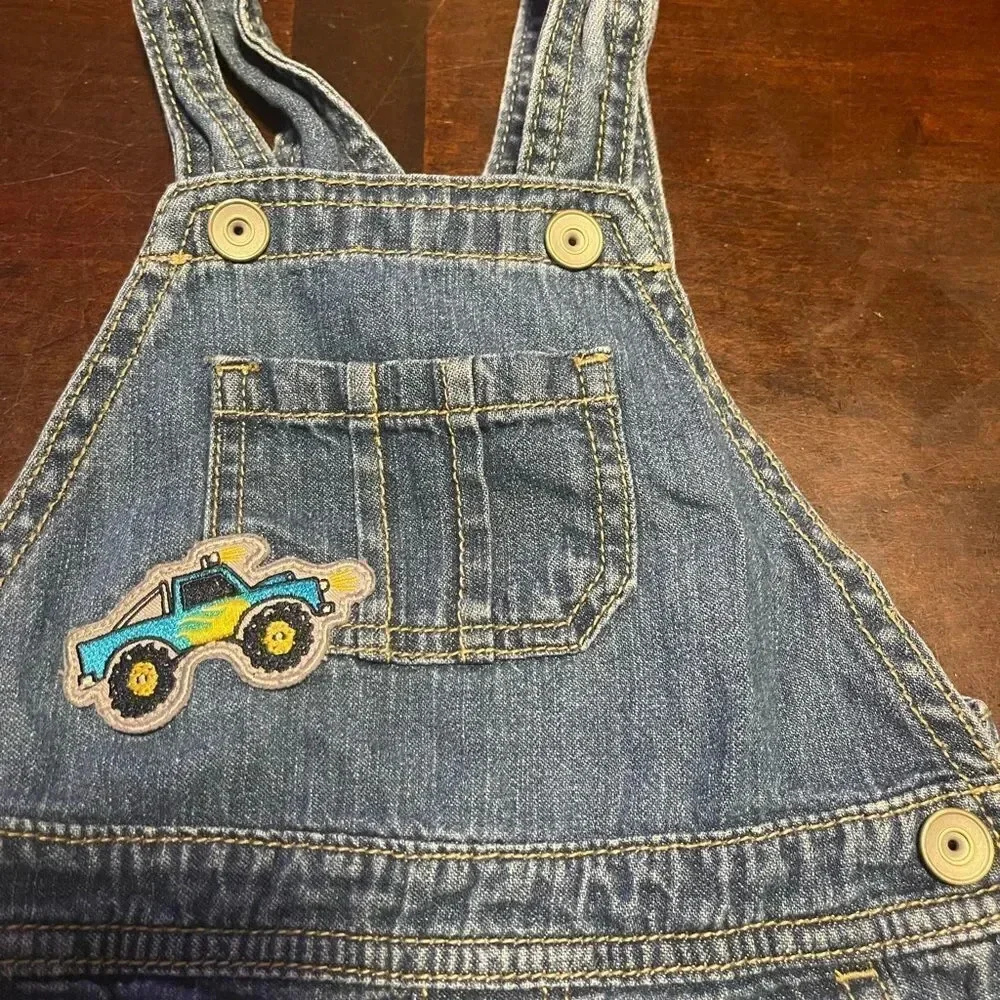 3/$12 kids jean overalls gently used in great condition. Bundle 3 or more $7🎉